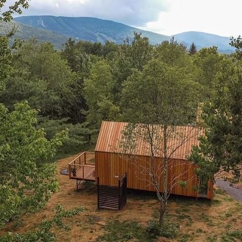 A change in perspective gives you a new way to interpret the world around you and within you.  . 📷 Lawrence Braun  📍@eastwindny . . . #lushnacabin #glampingdoneright #glampingcabins #glampingnotcamping #cabininthewoods #cabinlove #cabinvibes #cabinlife #naturehotel #greatoutdoor #sustainablegetaways #socialdistancingtravel #arhitecturaldesign #woodworking